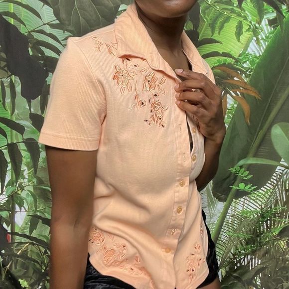 Floral embroidered button up. Salmon pink. Size medium. Perfect condition!! - Picture 4 of 6